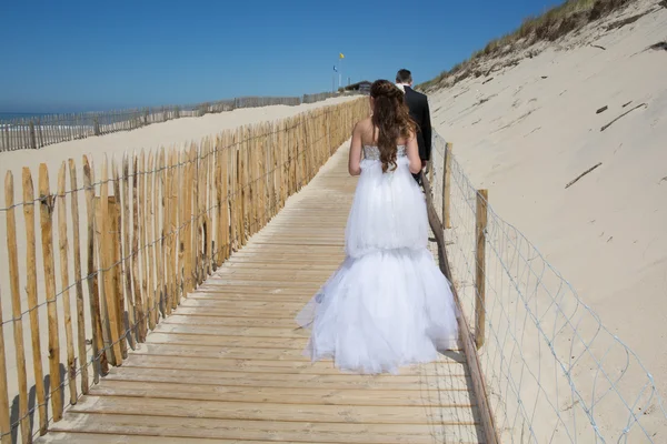 Feliz e encantador casal fora — Fotografia de Stock