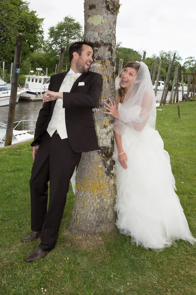 Feliz y encantadora pareja casada afuera — Foto de Stock