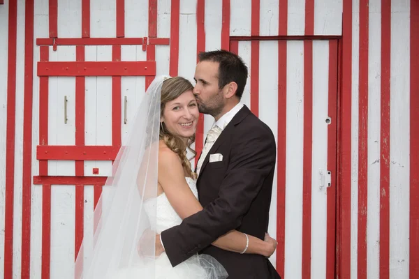 Feliz y encantadora pareja casada afuera — Foto de Stock