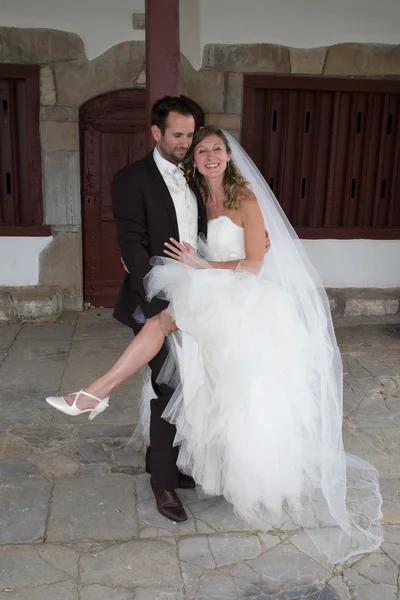 Feliz e encantador casal fora — Fotografia de Stock