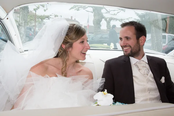 Feliz y encantadora pareja casada afuera — Foto de Stock