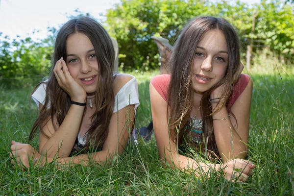 Felice e bella coppia sposata al di fuori — Foto Stock