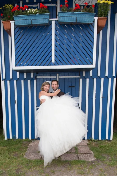 Novio y novia afuera — Foto de Stock