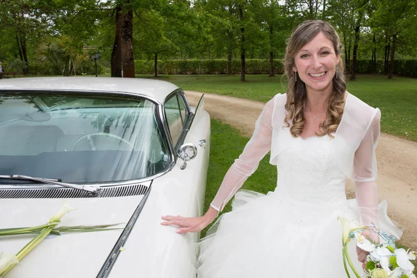 Прекрасная и счастливая невеста в счастливый день свадьбы — стоковое фото