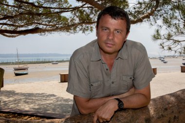 açık havada gülümseyen yakışıklı bir adam portresi