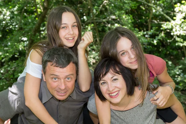 Feliz familia amorosa de 4, padres y gemelos — Foto de Stock