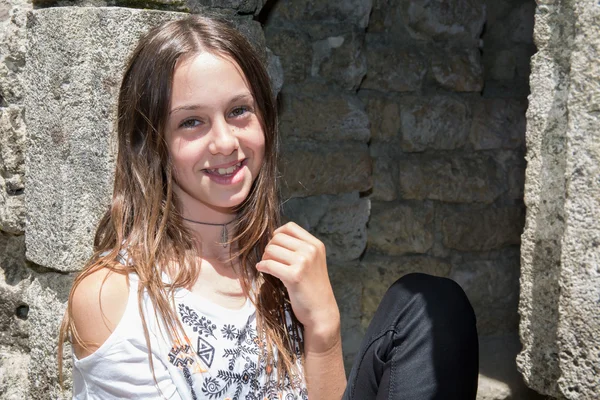 Rapariga muito bonita, morena, adolescente feliz — Fotografia de Stock