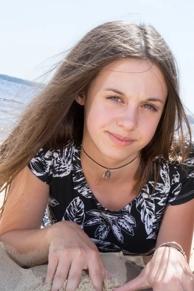Ruskeaverikkö, onnellinen teini-ikäinen — kuvapankkivalokuva