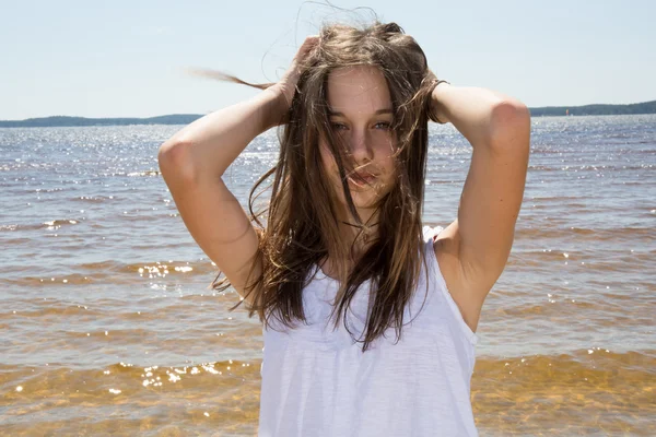 Heel mooi meisje, brunette, gelukkige tiener — Stockfoto