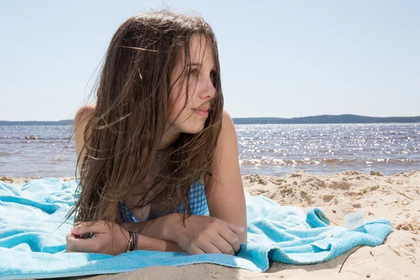 Velmi krásná mladá dívka, brunetka, šťastný teenager — Stock fotografie