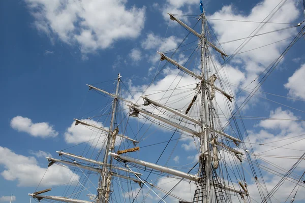 Båt seglar - gamla segel båt på havet — Stockfoto