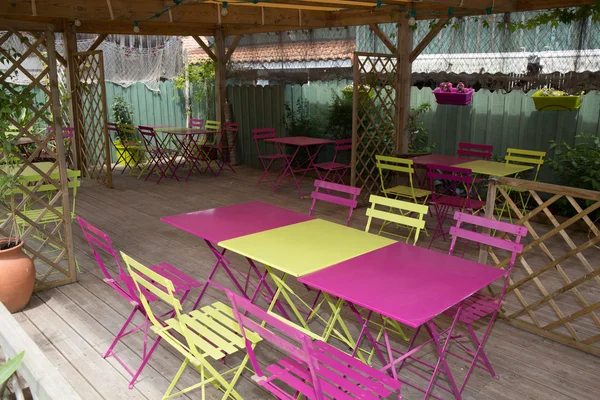 黄色とピンクの空の屋外カフェのビュー — ストック写真