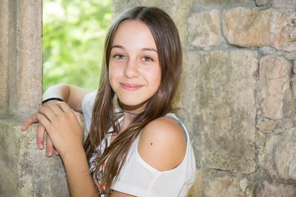 Ein süßes Teenager-Mädchen von 12 Jahren lächelt in die Kamera — Stockfoto