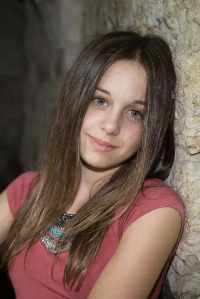 Nagyon csinos, fiatal lány, brunette, boldog tinédzser — Stock Fotó