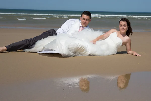 Beau couple à la plage heureux ensemble — Photo