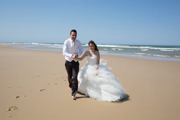 Bella coppia in spiaggia felice insieme — Foto Stock