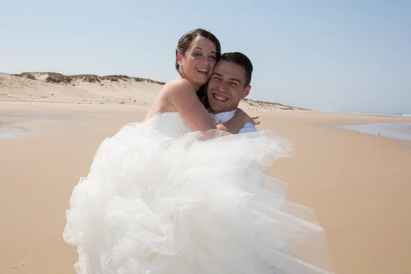 Schönes Paar am Strand glücklich zusammen — Stockfoto