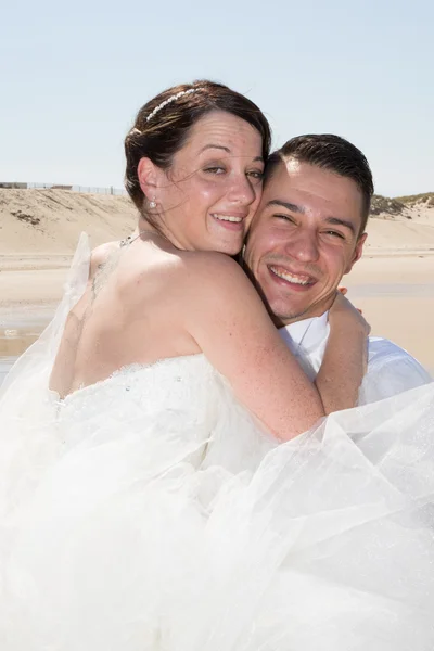 Vackra par på stranden glada tillsammans — Stockfoto