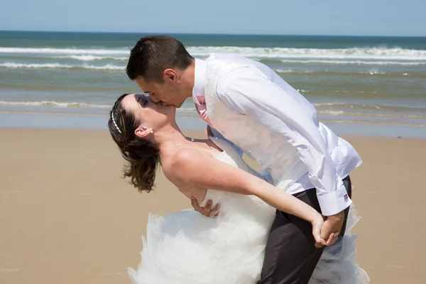 Bella coppia in spiaggia felice insieme — Foto Stock