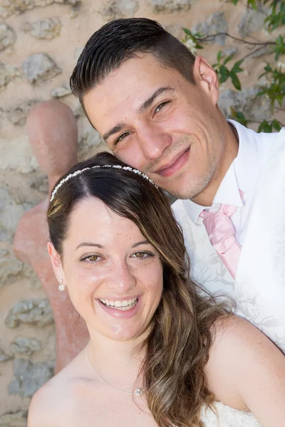 Encantador casal durante a capina — Fotografia de Stock