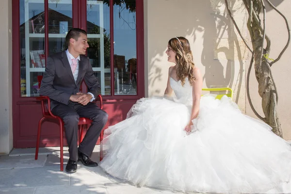 Encantador casal durante a capina — Fotografia de Stock