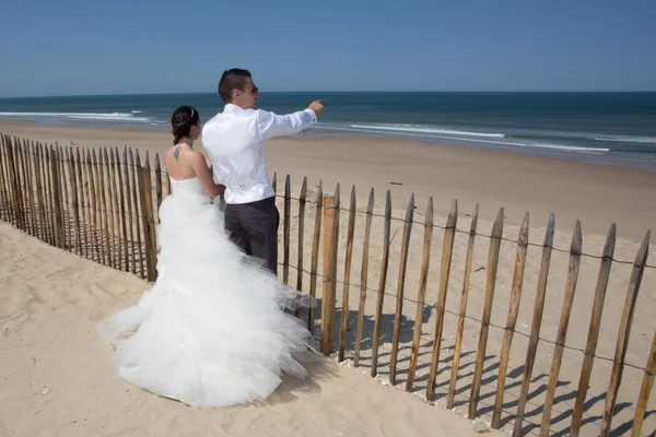 Mooie paar op het strand gelukkig samen — Stockfoto