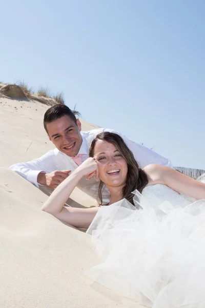 Mooie paar op het strand gelukkig samen — Stockfoto