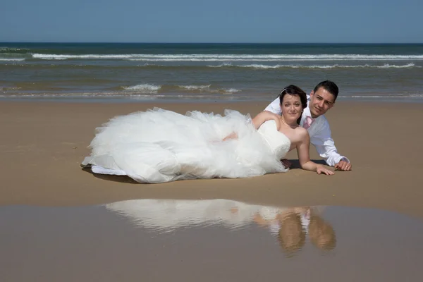 Vackra par på stranden glada tillsammans — Stockfoto
