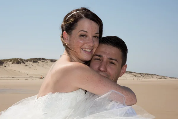 Hermosa pareja en la playa feliz juntos — Foto de Stock