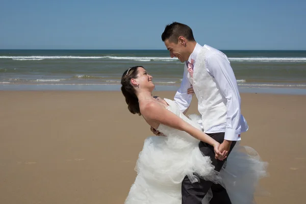 Schönes Paar am Strand glücklich zusammen — Stockfoto