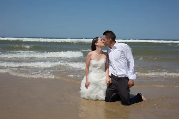 ビーチで美しいカップル — ストック写真