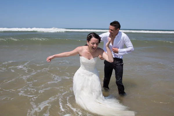 Belo casal na praia — Fotografia de Stock