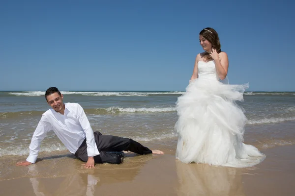 Hermosa pareja en la playa — Foto de Stock