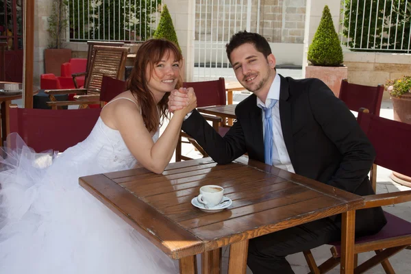 Pareja recién casada mirando a la cámara — Foto de Stock