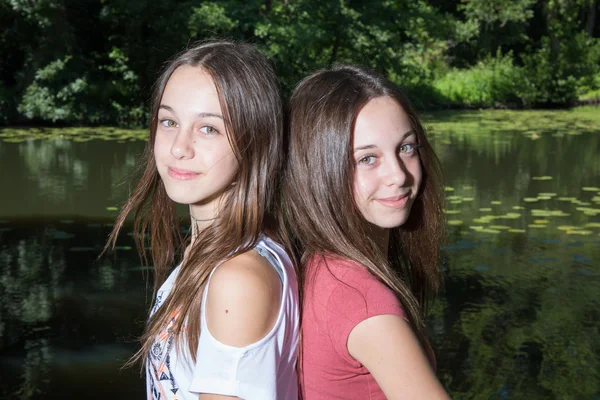 Schöne Zwillingsschwester — Stockfoto