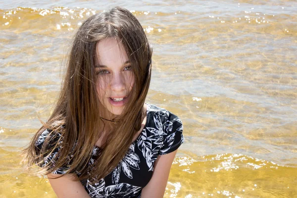 Csinos, fiatal lány frissítő az óceán — Stock Fotó