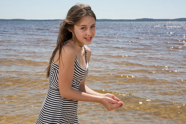 Vrij jong meisje verfrissend aan de Oceaan — Stockfoto