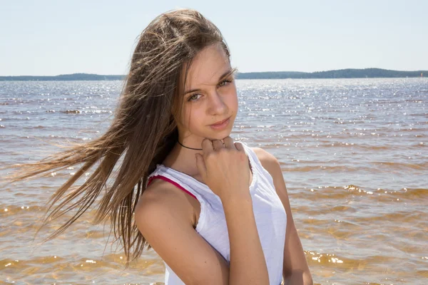 Hübsches junges Mädchen erfrischt sich am Meer — Stockfoto