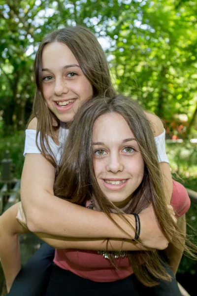 Δύο νέα κοπέλα, αδελφές — Φωτογραφία Αρχείου
