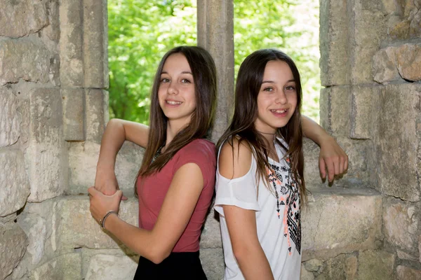 Дві дівчини, сестри — стокове фото