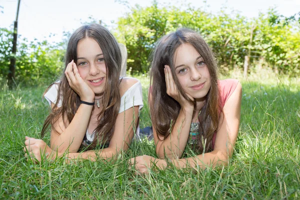 Dos jóvenes, hermanas — Foto de Stock