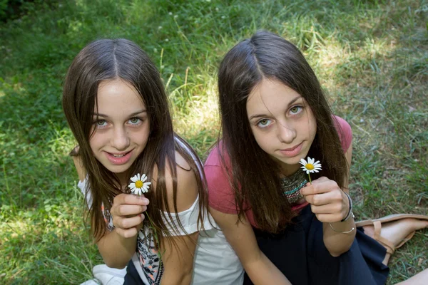 Dwie młode dziewczyny, siostry — Zdjęcie stockowe