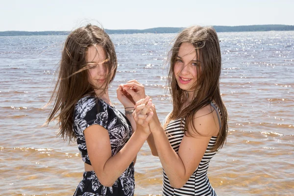 Deux jeunes filles, sœurs — Photo