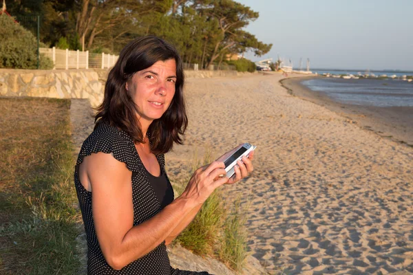 Portrait of smiling middle aged woman phone talking — Stock Photo, Image