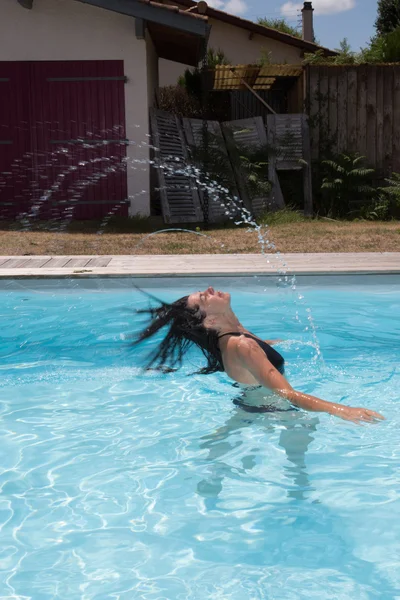 Portret van glimlachen midden leeftijd vrouw telefoon praten — Stockfoto