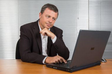 Onun ofisinde işyerinde iş adamı