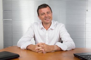 İş yerinde ofisine çekici adam