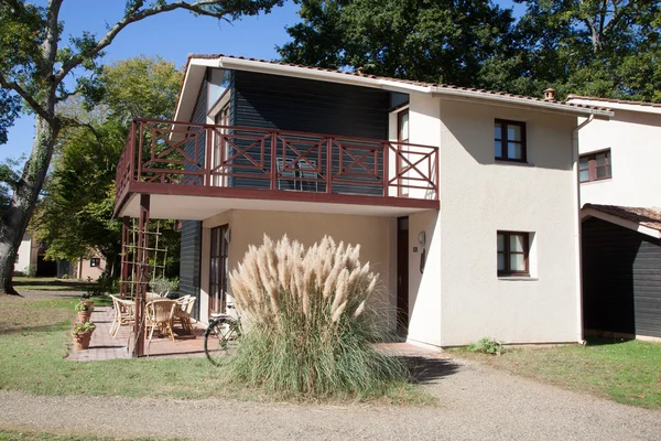 Hermosa casa moderna con jardín, al aire libre — Foto de Stock