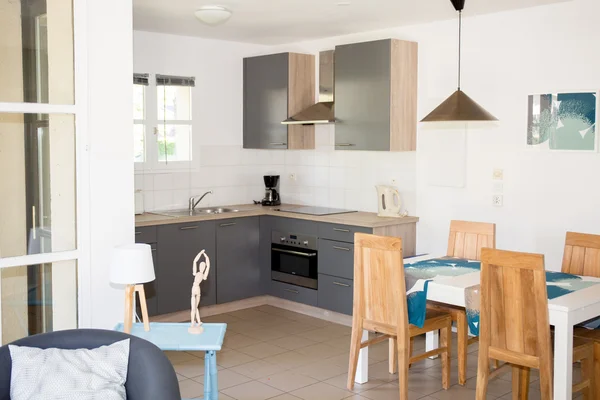 Современный, яркий, чистый, кухонный интерьер со стальными вставками в роскошном доме — стоковое фото