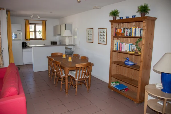 Moderno, luminoso, limpio, interior de cocina con electrodomésticos de acero inoxidable en una casa de lujo —  Fotos de Stock